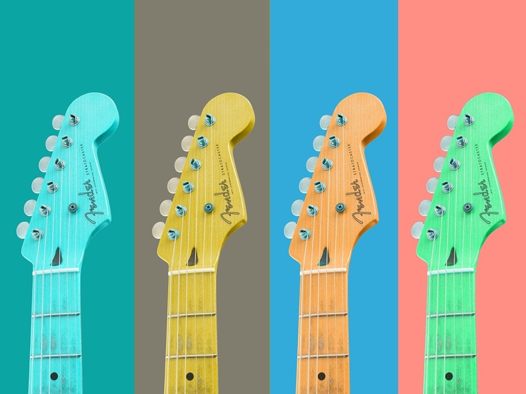 4 Gitarren vor buntem Hintergrund.