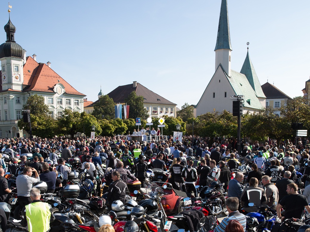 Motorrad Wallfahrt, Altoetting, Kapuziner, Kapellplatz, Foto Heiner Heine Viele Motorradfahrer stehen auf einem Platz.