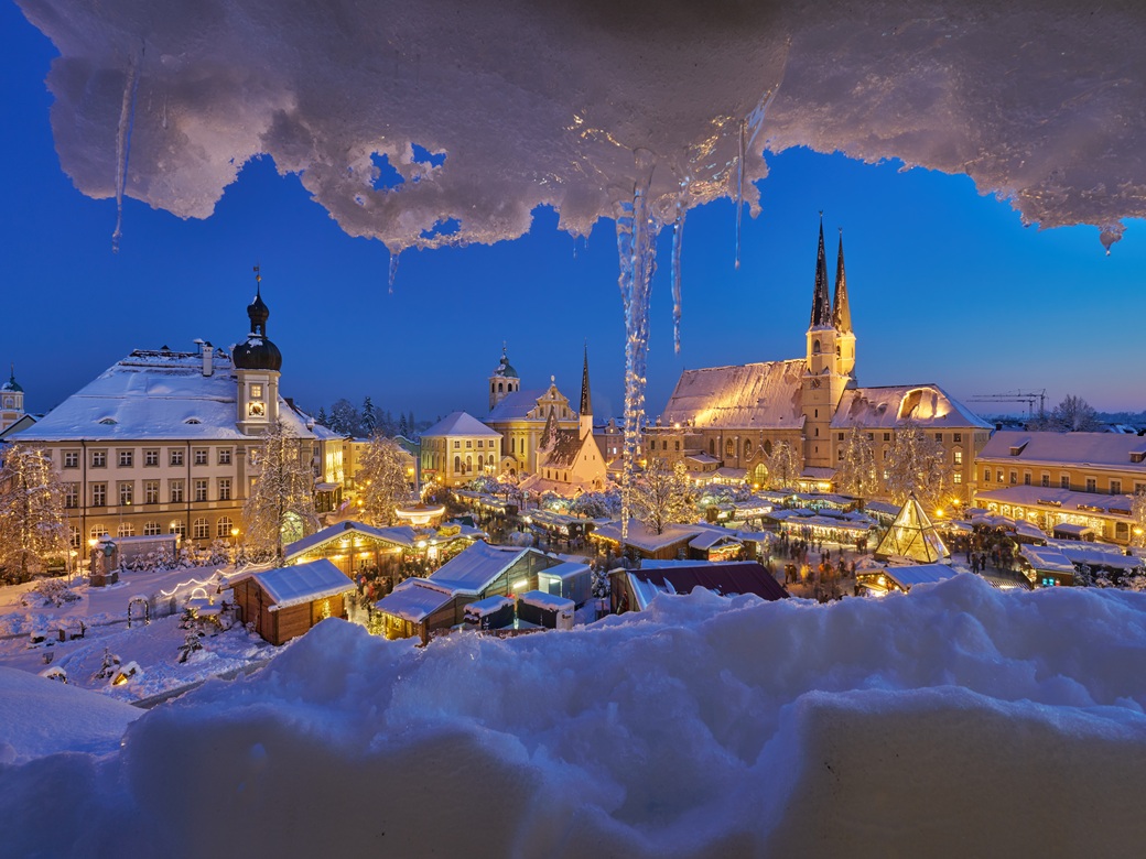 Christkindlmarkt, Altötting, Wirtschaftsverband Altötting, Bild Christian Dirschl Ein verschneiter Platz.