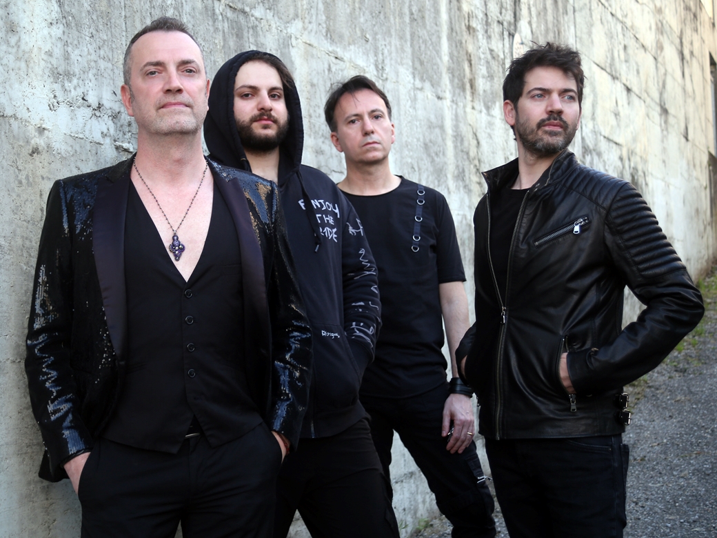 The Mode Machine, Depeche Mode, Abriss, Forum Altoetting, Bild Band Vier Männer in schwarzer Lederjacke vor einer Wand.