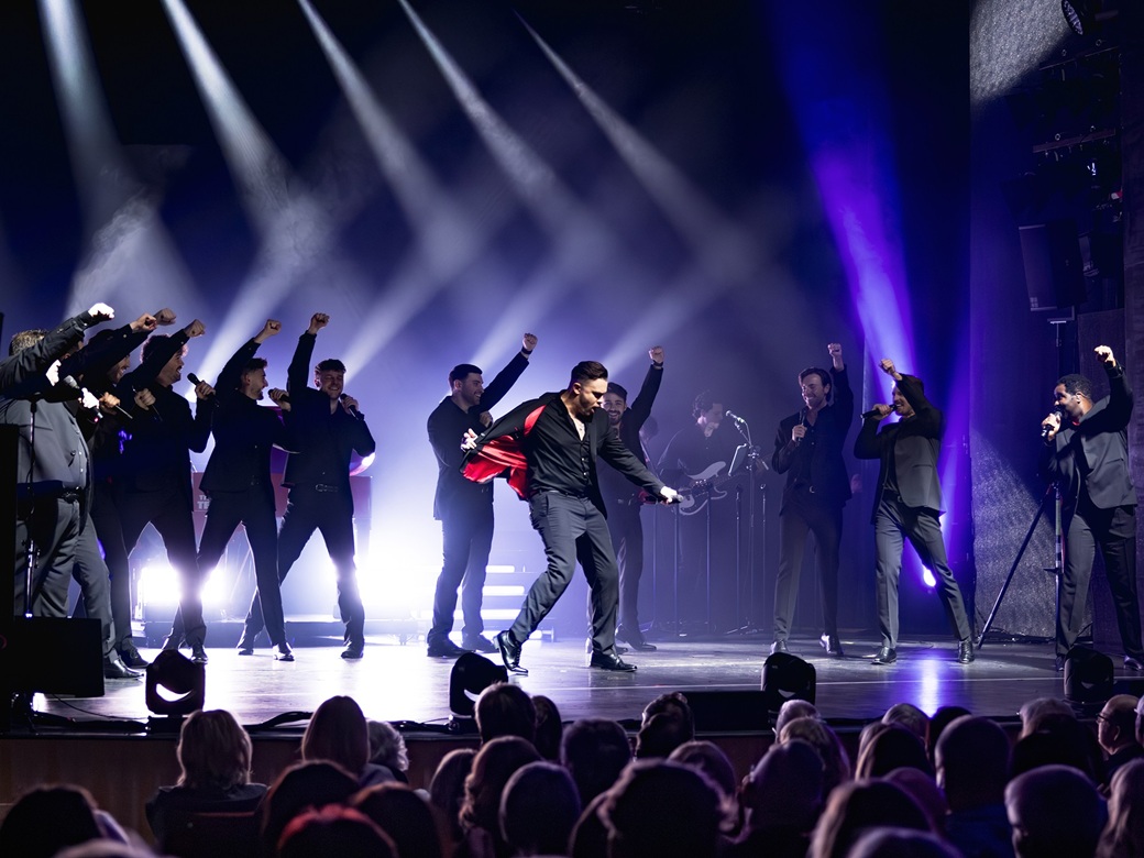 The 12 Tenors, Forum, Altötting, Foto Nadja Schuetze 12 Sänger in schwarzen Anzügen auf der Bühne.