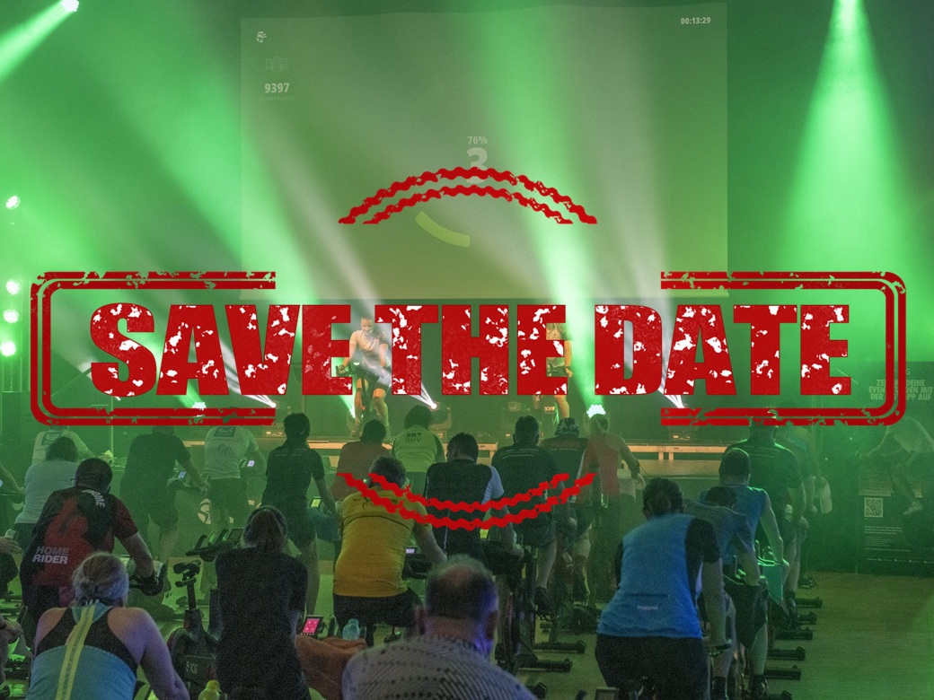 Raiffeisen-BRK Charity-Ride, Forum, Altoetting, Foto Veranstalter Menschen auf Fahrrädern in einer Halle