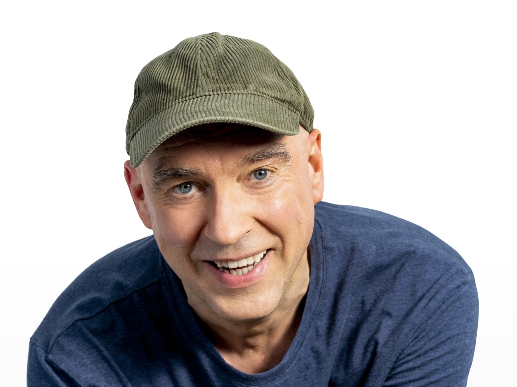HG.Butzko, Klappe zu, Forum, Altötting, Bild Torsten Silz Ein Mann mit Kappe und blauem Shirt.