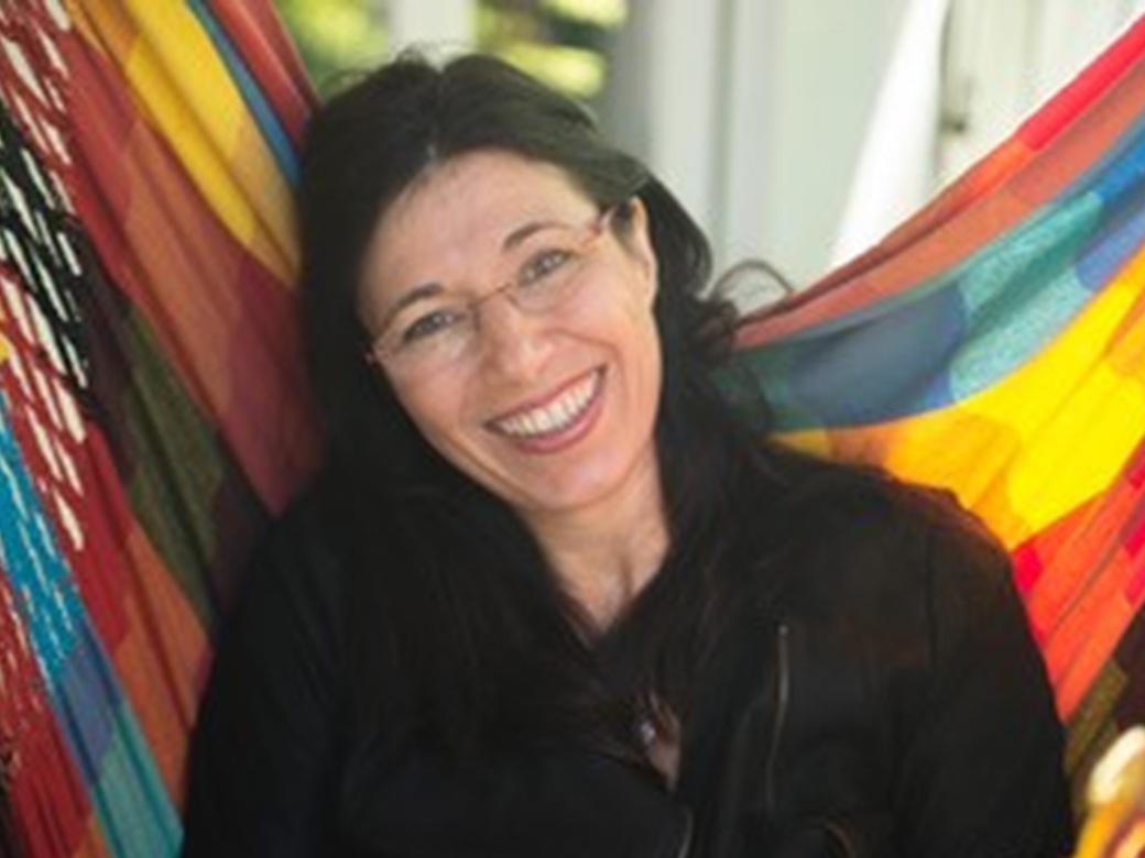 Helene Winter, Fest der Sinne, Altoetting, Bild Astrid Purkert Eine Frau steht vor einem bunten Hintergrund.
