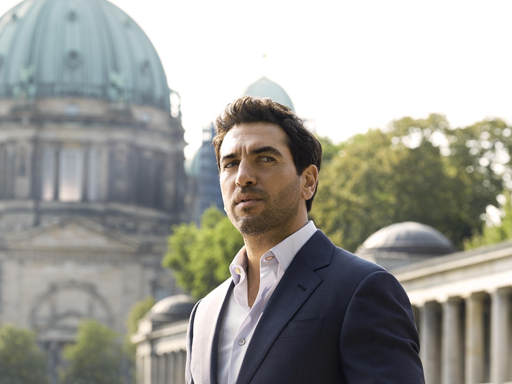 Elyas M. Barek, Kino Picknick, Forum, Altoetting, Bild Constantin Ein Mann steht vor einem historischen Gebäude.