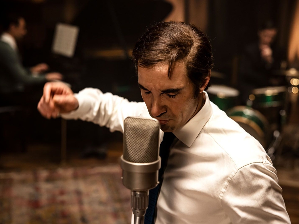 Monsieur Aznavour, Tahar Rahim, Kino Picknick, Forum Altoetting, Bild Antoine Agoudjian Ein Mann am Mikrofon.
