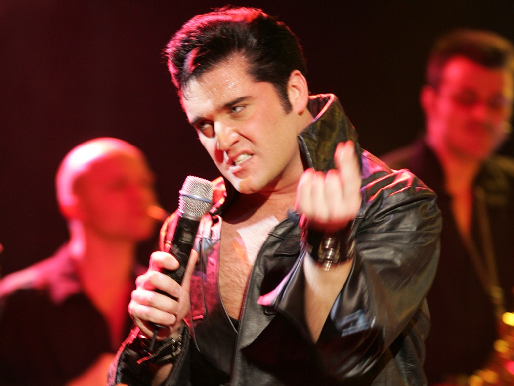 Elvis, Das Musical, Forum Altoetting, Bild SIC, Andreas Friese Ein Mann in Lederanzug auf der Bühne.