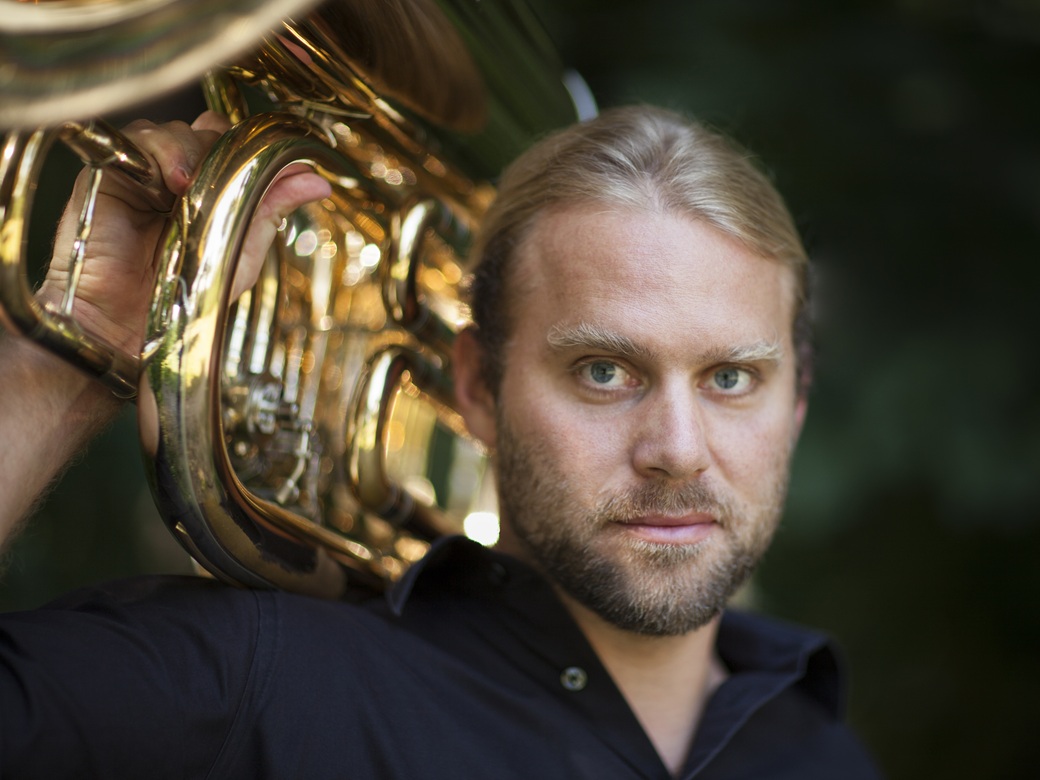 Andreas M. Hofmeir, Forum Altoetting, Bild Philippe Gerlach Ein Mann trägt eine Tuba auf dem Rücken.