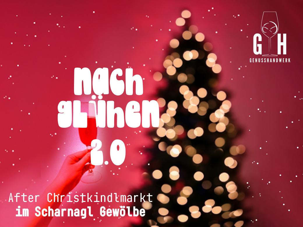 Nachgluehen, Christkindlmarkt, Scharnagl, Forum, Altoetting, Bild Nicole Bauer Ein beleuchteter Weihnachtsbaum und eine Hand, die ein Getränk hält.
