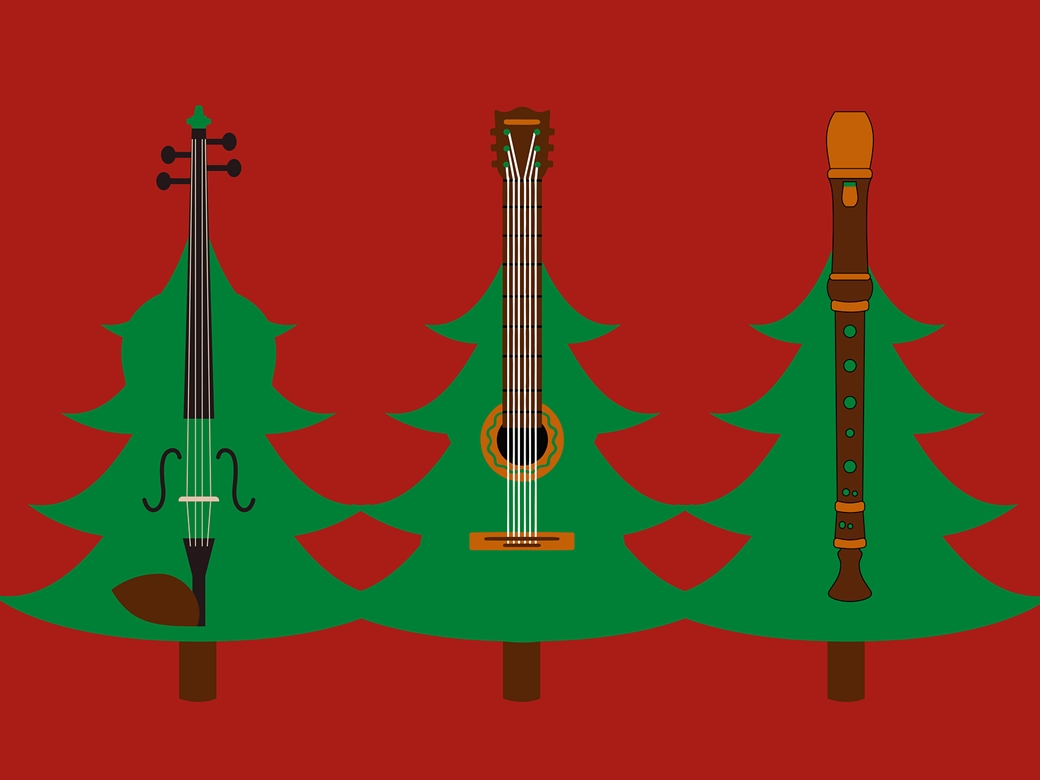 Ein beleuchteter Weihnachtsbaum und eine Hand, die ein Getränk hält