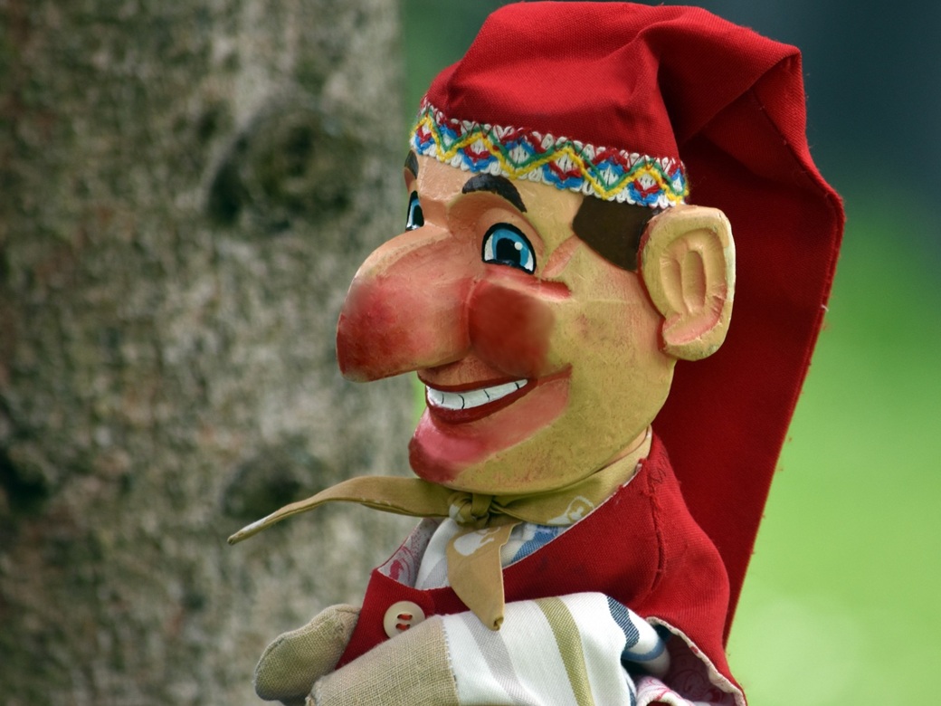 Chiemsee-Kasperl, Forum Altötting, Feuerwehr, Bild Stephan Mikat Eine KasperlHandpuppe mit roter Nase.