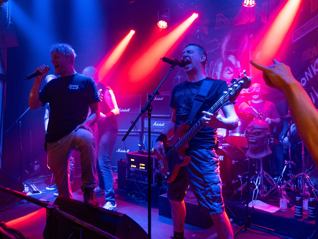 Iron Donkeys, Manowar, Manomore, Iron Maiden, Abriss, Forum, Altoetting, Bild Band Vier Musiker auf der Bühne.
