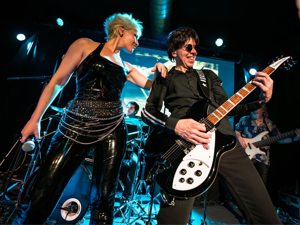 THE MIRACLE OF ROXETTE feat. ROXETTE EXPERIENCE, Forum Altötting, Foto: Ismael Boldu Die Sängerin der Roxette-Tribute-Prudktion lehnt lässig am Gitarristen der Band.