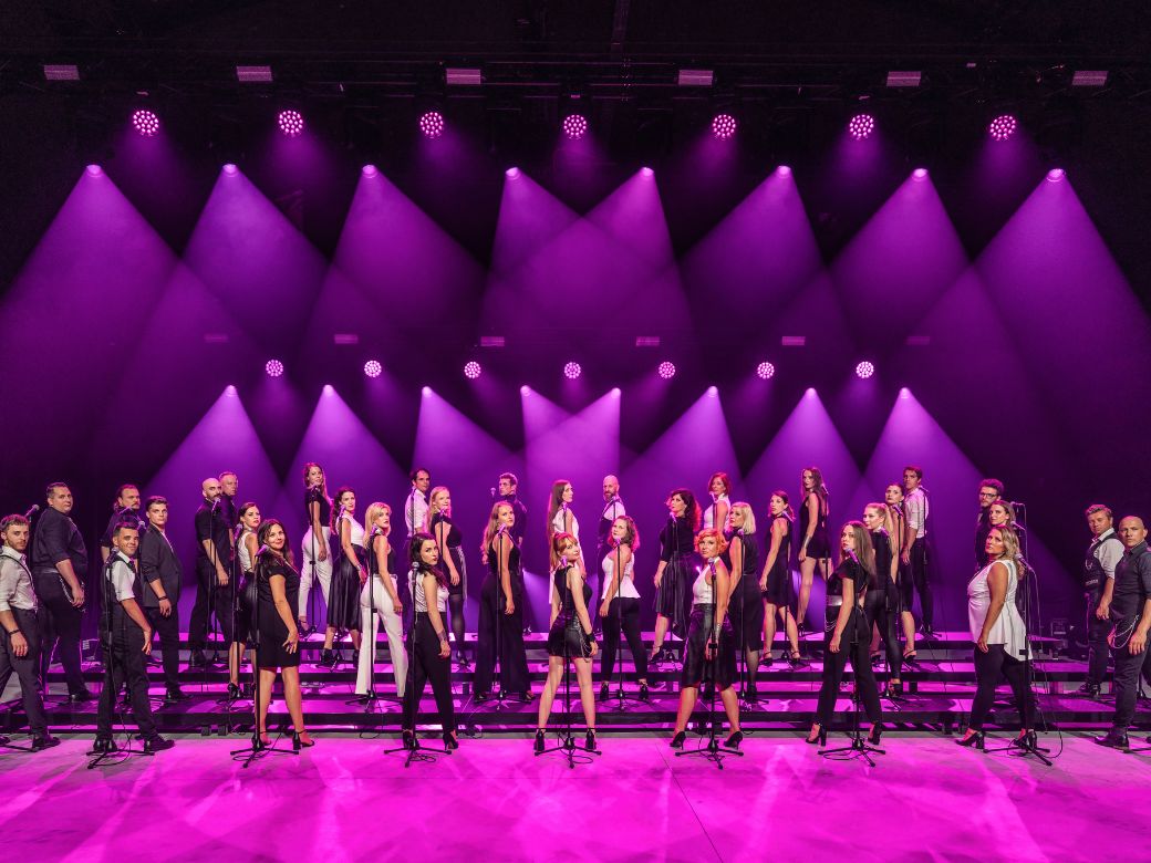 PERPETUUM JAZZILE Vocal Ecstasy, Forum Altötting, Foto: Veranstalter Das 40 köpfige Vokalensemble PERPETUUM JAZZILE gemeinsam auf der Bühne.