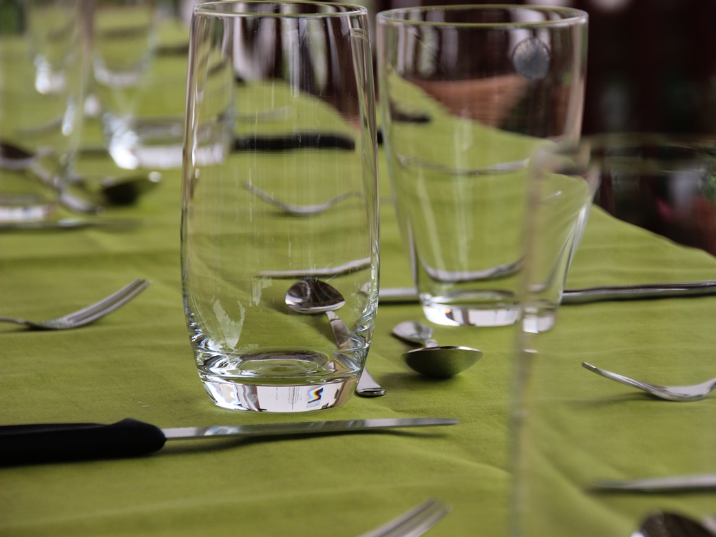 Mittagstisch, Senioren, Altoetting, Pfarrgemeinderat, Bild Pixabay Ein gedeckter Tisch mit grüner Tischdecke.