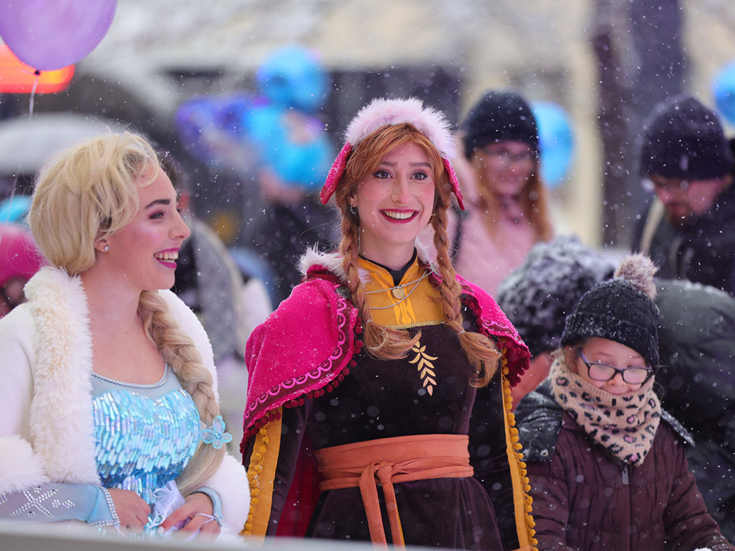 Eiskönigin Elsa und Ihre Schwester Anna strahlen in die Kamera.