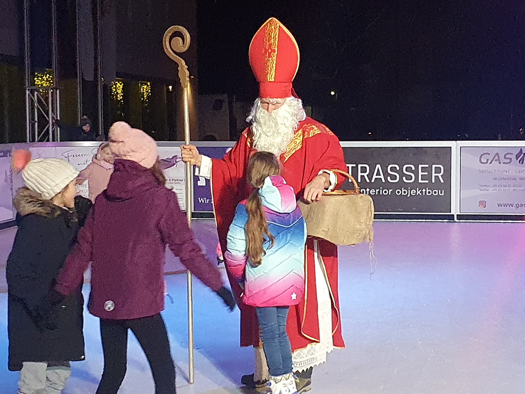 Nikolaus, Eisbahn, Kreisstadt Altötting, Foto Veranstalter Der Nikolaus verteilt Geschenke an Kinder auf der Eisbahn.