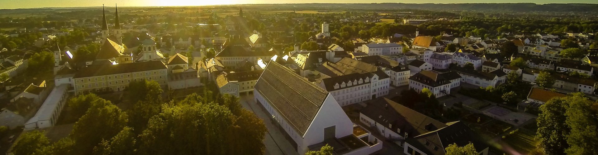 Eine Luftaufnahme von Altötting und vom Altöttinger Forum von außen.