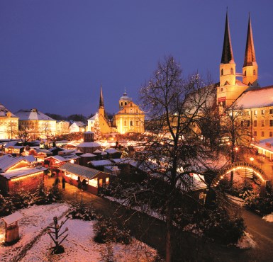 Der Christkindlmarkt am Altöttinger Kapellplatz zum Rahmenprogramm des Altöttinger Forums.