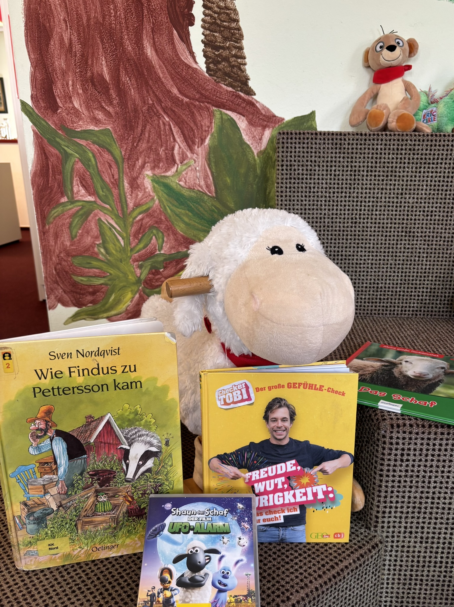 Schaf mit Büchern