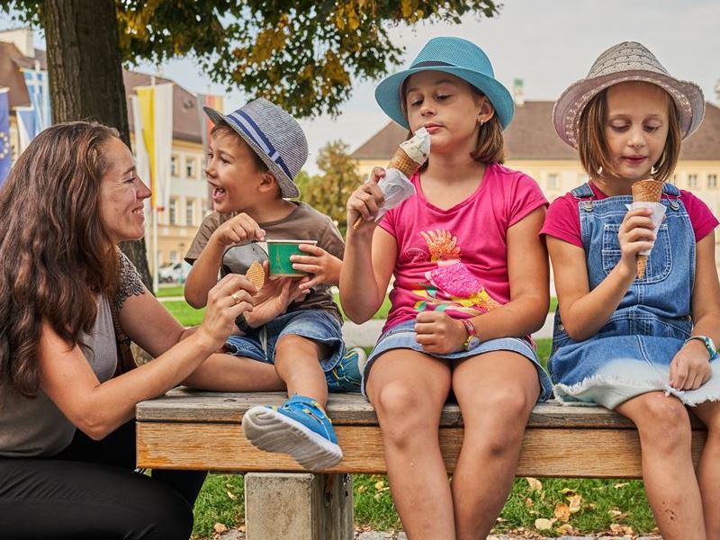 Kinder-Kapellplatz-Foto-Tourismusbuero-Altoetting-DIRSCHLcom