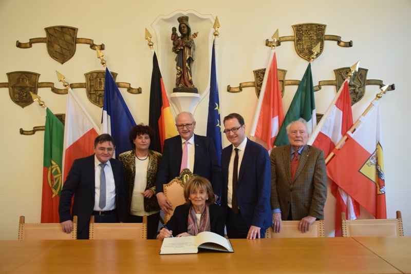 Knobloch_Eintrag_ins_Goldene_Buch800x600