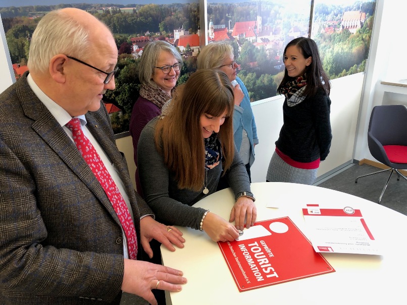 Neue-Gueltigkeitsplakette-Zertifizierung-Tourismusbuero-Altoetting-800x600