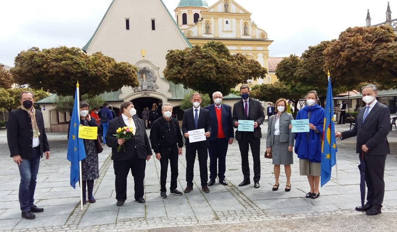 Vor der Altöttinger Gnadenkapelle: Paneuropa-Präsident Bernd Posselt (3. v. l.) mit (v.l.n.r.) Stadtrat Christian Pöllner, Stephanie Waldburg, Staatsminister a.D. Gerold Tandler, Bürgermeister Stephan Antwerpen, Altbürgermeister Herbert Hofauer, Staatssekretär Stephan Mayer MdB, zweite Bürgermeisterin Christine Burghart, Marie-U. Schorlemer und Alexander Lockett von Wittelsbach.
Foto: Paneuropa-Union
Vor der Altöttinger Gnadenkapelle: Paneuropa-Präsident Bernd Posselt (3. v. l.) mit (v.l.n.r.) Stadtrat Christian Pöllner, Stephanie Waldburg, Staatsminister a.D. Gerold Tandler, Bürgermeister Stephan Antwerpen, Altbürgermeister Herbert Hofauer, Staatssekretär Stephan Mayer MdB, zweite Bürgermeisterin Christine Burghart, Marie-U. Schorlemer und Alexander Lockett von Wittelsbach.
Foto: Paneuropa-Union
