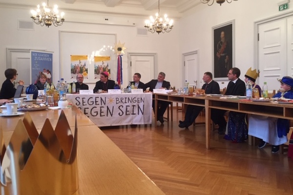 Pressekonferenz-zur-bundesweiten-Sternsingeraussendung-Altoetting-600x400