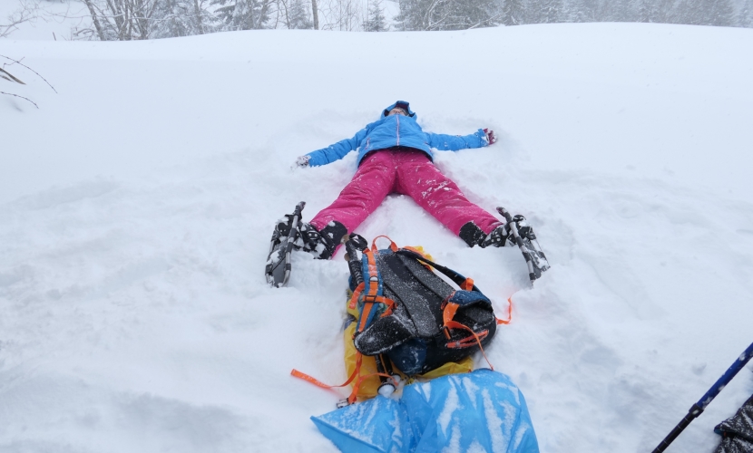 Jugendarbeit der Städte Altötting und Neuötting, Ferienprogramm Winter, Kinder beim Schneeschuhwandern
