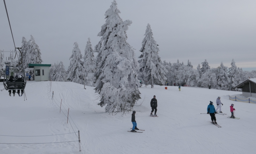 Jugendarbeit der Städte Altötting und Neuötting, Ferienprogramm Winter, Kinder beim Skifahren