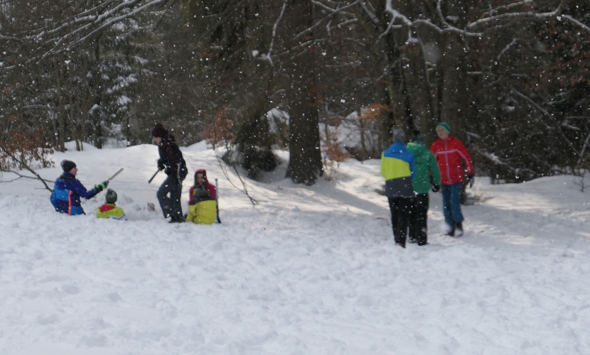 Jugendarbeit der Städte Altötting und Neuötting, Ferienprogramm Winter, Kinder toben im Schnee