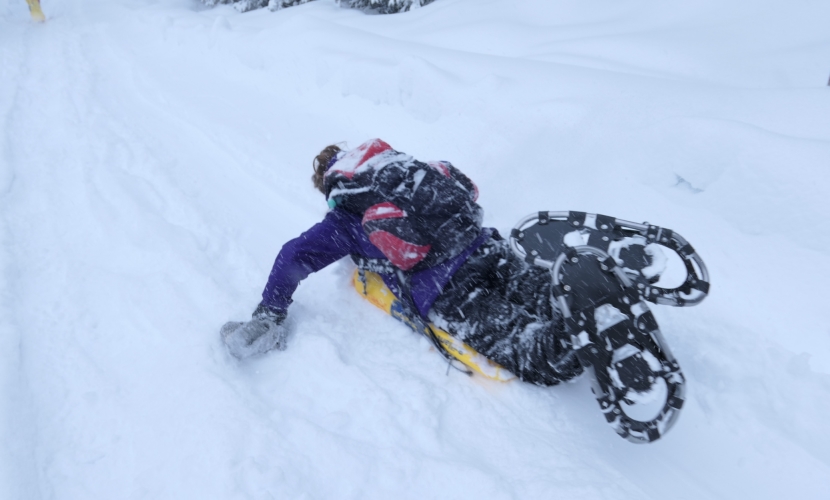 Jugendarbeit der Städte Altötting und Neuötting, Ferienprogramm Winter, Kinder beim Schneeschuhwandern