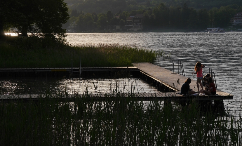 Jugendarbeit der Städte Altötting und Neuötting, Mädchenerlebniswoche, Mädchen am Steg, Foto: ANJAR