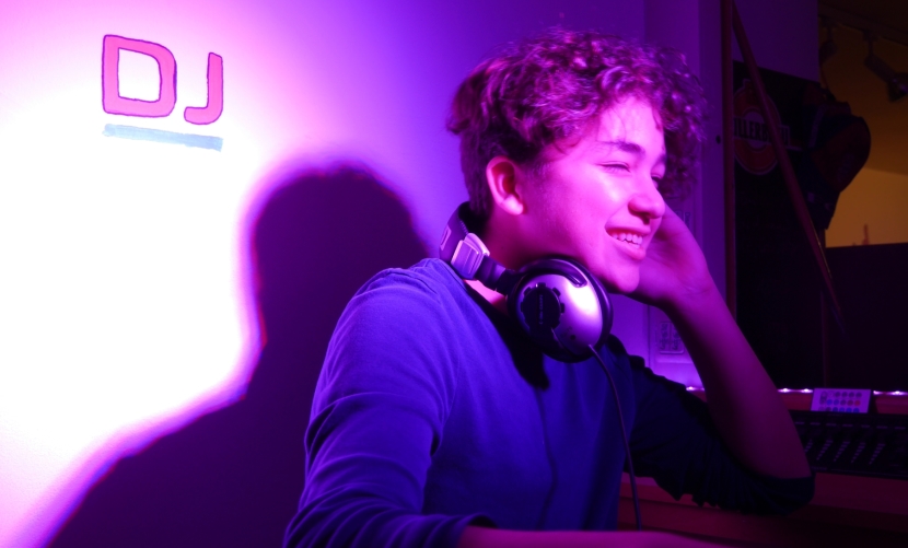 Jugendarbeit der Städte Altötting und Neuötting, Jugendtreff, Junge als DJ