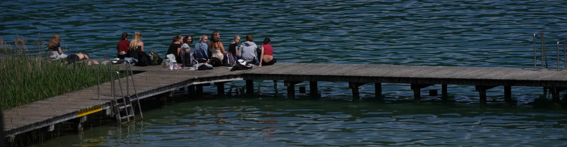 Mädchen am Steg bei der Mädchenerlebniswoche, Foto: ANJAR