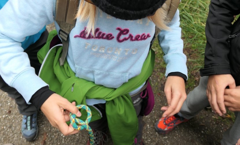 Jugendarbeit der Städte Altötting und Neuötting, Schulprogramm, Kinder lernen Knoten, Foto: ANJAR