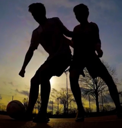 Mobile Jugendarbeit der ANJAR, Zwei Jungen spielen Fußball