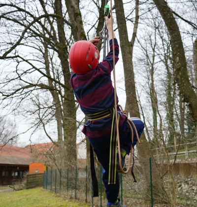 Alötting ANJAR Schulprogramme, Foto: ANJAR Schulprogramm der ANJAR, Ein Kind lernt Baumklettern