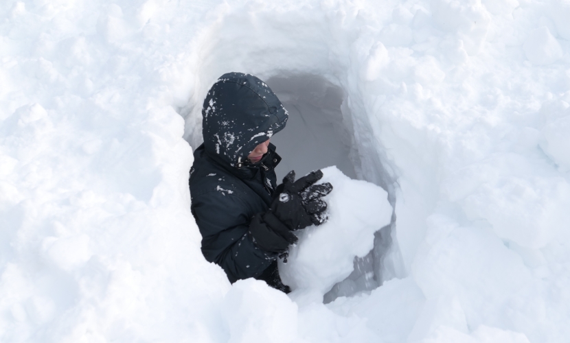 Jugendarbeit der Städte Altötting und Neuötting, Winterprogramm, Kinder bauen ein Iglu