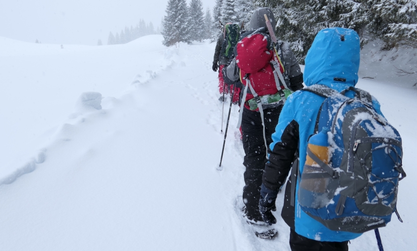 Jugendarbeit der Städte Altötting und Neuötting, Winterprogramm, SchneeschuhwanderungFoto: ANJAR