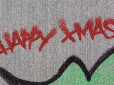 Ein Schrift auf einer Wand: Happy X-Mas.