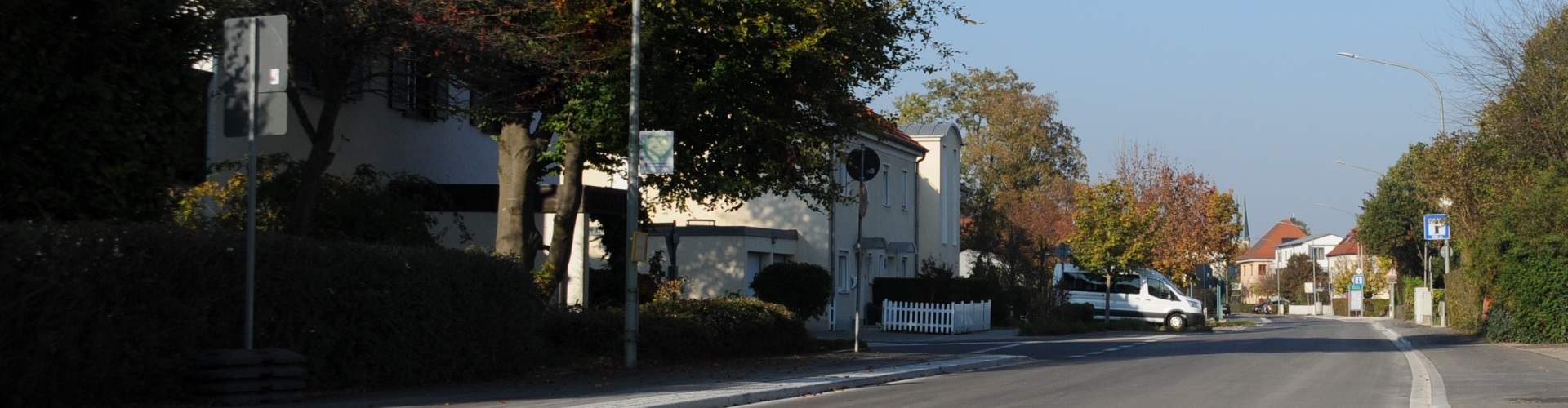 Eine Ansicht der neuen Trostberger Straße (2018) in Fahrtrichtung Ortszentrum.