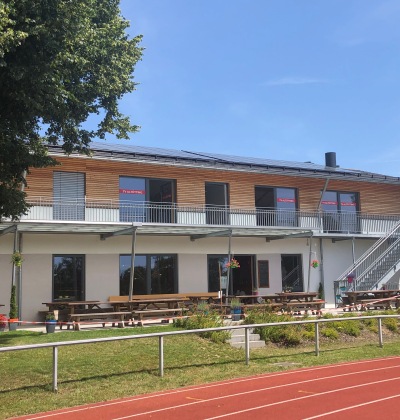 Hier sehen Sie das neue Altöttinger Sportheim von außen.