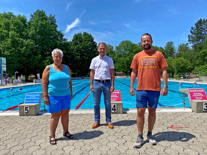 Hier sehen Sie Ersten Bürgermeister Stephan Antwerpen, Schwimmmeisterin Manuela Lechner und Schwimmmeister Mario Ziesler.