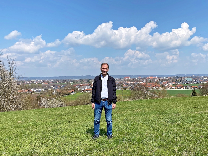 Hier sehen Sie Ersten Bürgermeister Stephan Antwerpen bei einem Aussichtspunkt auf die Kreisstadt Altötting.