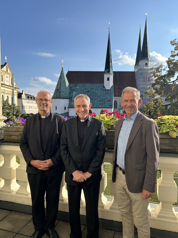 Stadt Altötting, Besuch Erzbischof Georg Gänswein, Ausstellung Jubiläum 20 Jahre Papstbesuch, Foto: Stadt Altötting