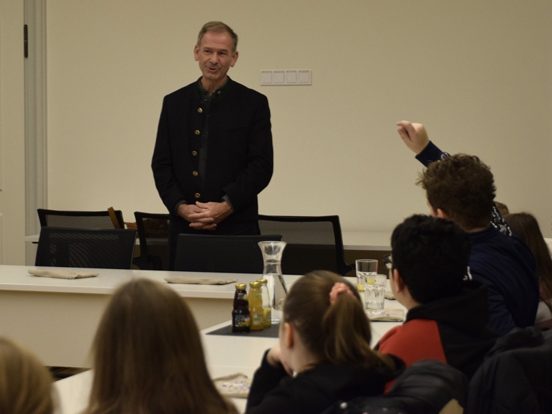 Stadt Altötting, Besuch Schulklasse der Josef-Guggenmos-Grundschule, Foto: Stadt Altötting
