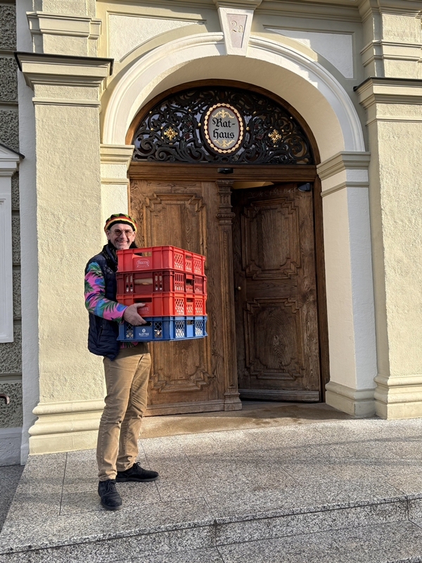 Stadt Altötting, Bürgermeister Stephan Antwerpen mit Krapfen, Foto: Stadt Altötting