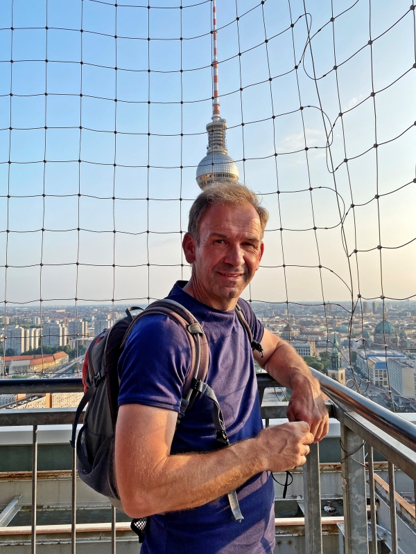Erster Bürgermeister Stephan Antwerpen auf der Aussichtsplattforum auf dem Berliner Fernsehturm.